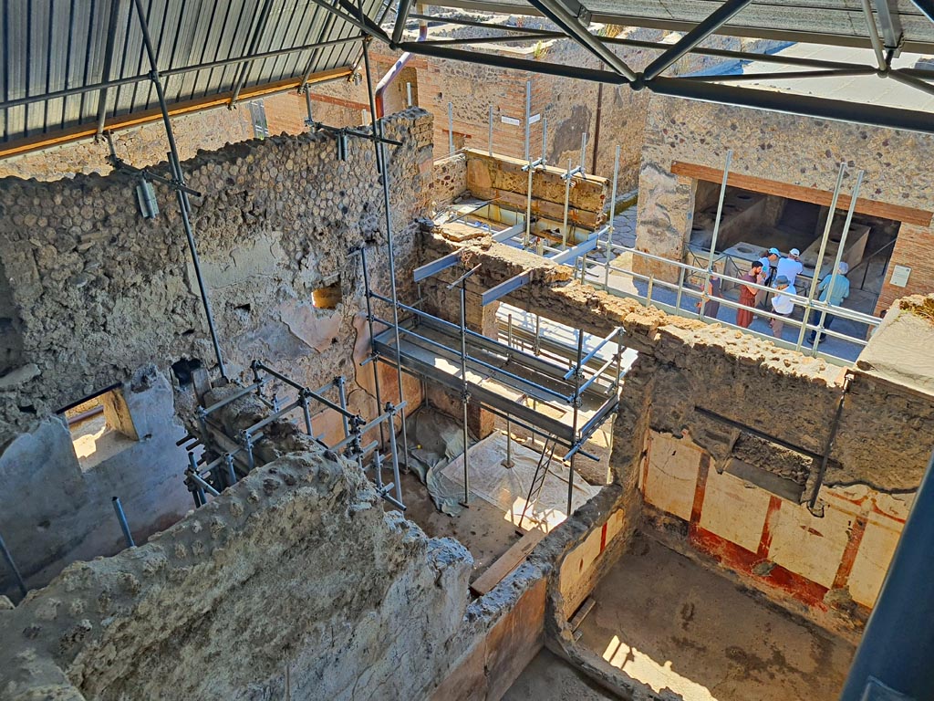 IX.12.7 Pompeii. June 2024. 
Looking south-east towards doorway onto Via dell’Abbondanza, in centre, and room 9 of IX.12.6 in lower right. Photo courtesy of Giuseppe Ciaramella.
