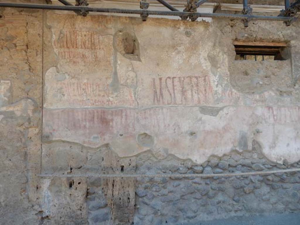 IX.12.7 Pompeii. May 2017. Graffiti between IX.12.6 and IX.12.7.  Photo courtesy of Buzz Ferebee.
