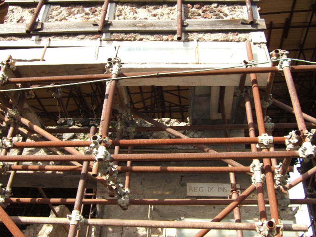 IX.12.7 Pompeii. May 2005. East end of insula, with remains of restored balcony.