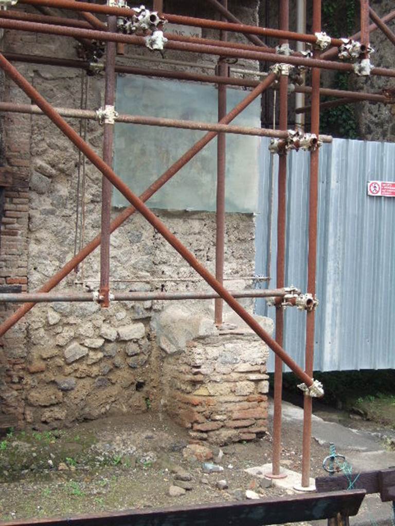 IX.12.7 Pompeii. December 2005. Street altar, with painting above. 