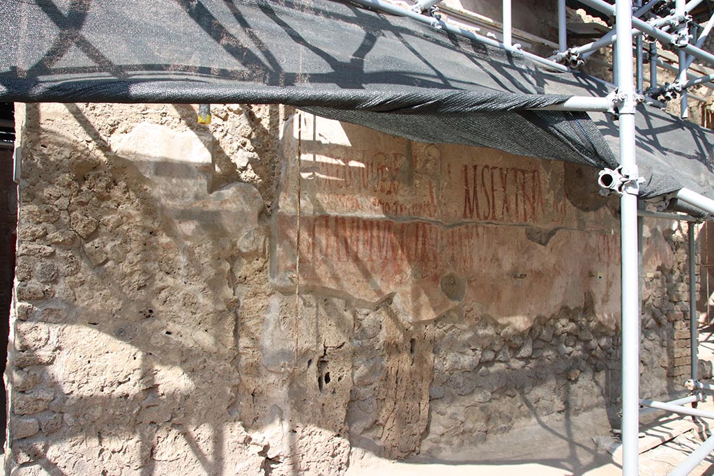 IX.12.7 Pompeii. October 2023. Graffiti between IX.12.6 and IX.12.7. Photo courtesy of Klaus Heese.