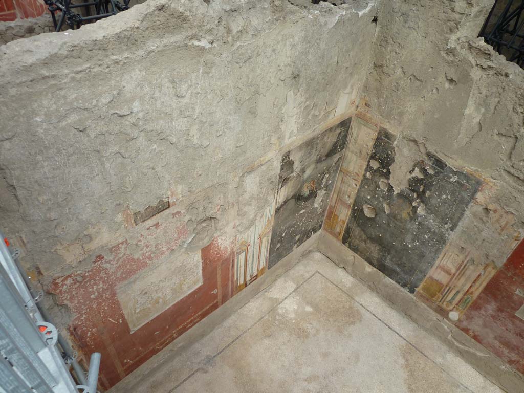 IX.12.9 Pompeii. May 2010. Room 16, north wall and north-east corner.