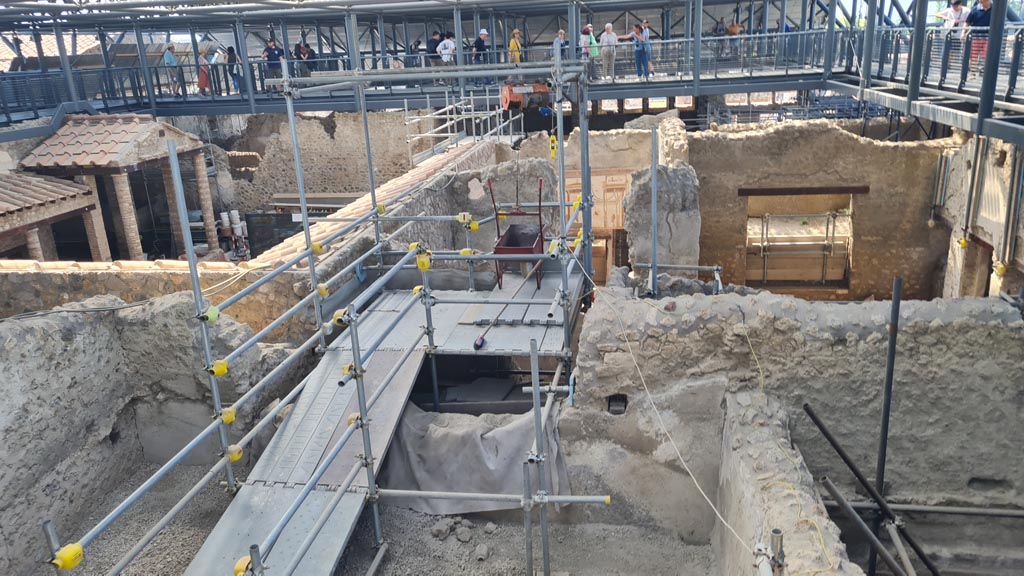 IX.12.9 Pompeii. June 2024. 
Looking south from above room PAP 15, with peristyle in upper left, room PAP 18 upper centre, and doorway from room 5, upper right. 
Photo courtesy of Giuseppe Ciaramella.
