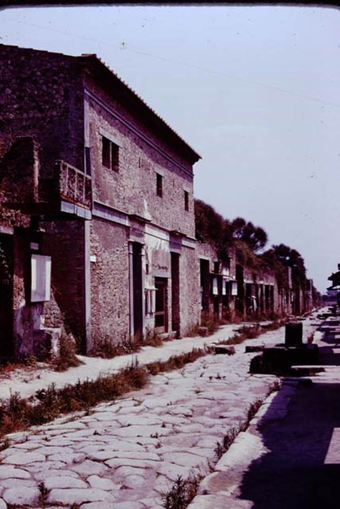 IX.13.1 Pompeii. 1976. Looking east along IX.13 on the north side of Via dell’Abbondanza. Photo by Stanley A. Jashemski.   
Source: The Wilhelmina and Stanley A. Jashemski archive in the University of Maryland Library, Special Collections (See collection page) and made available under the Creative Commons Attribution-Non Commercial License v.4. See Licence and use details. J76f0552
