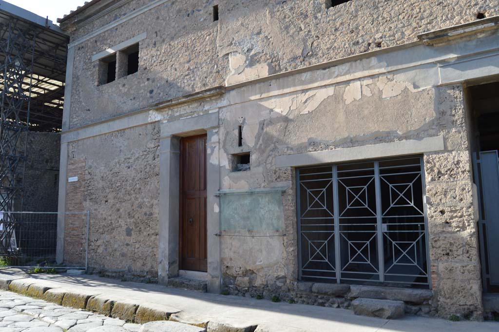 IX.13.1 and IX.13.2 Pompeii. March 2019. Looking north-west towards entrance doorways, with IX.13.2, centre right. 
Foto Taylor Lauritsen, ERC Grant 681269 DÉCOR.
