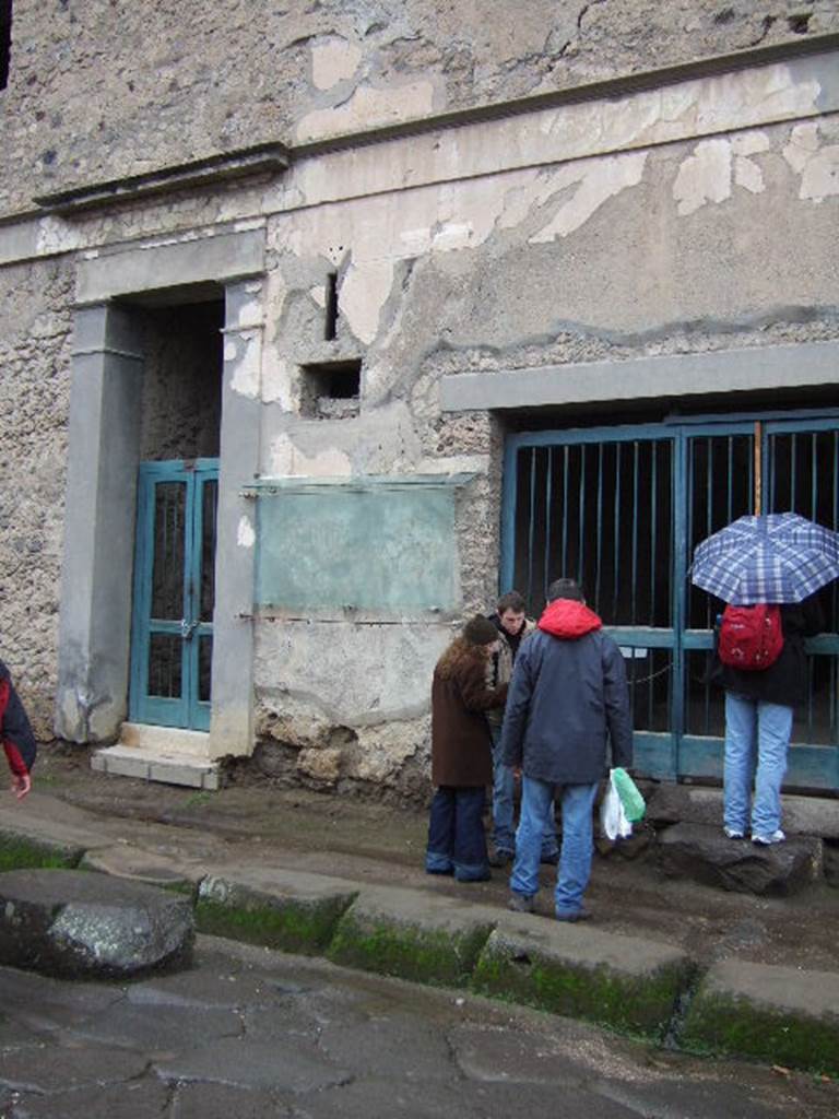 IX.13.1 and IX.13.2 Pompeii.  December 2005. Entrances.