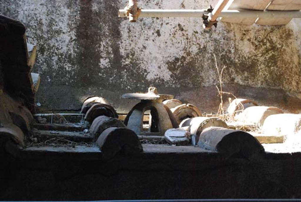 IX.13.1-3 Pompeii. October 2007. Room 21, kitchen roof. Photo courtesy of Nicolas Monteix.
