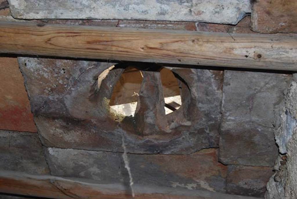 IX.13.1-3 Pompeii. October 2007. Room 21, interior of kitchen ceiling and roof. Photo courtesy of Nicolas Monteix.