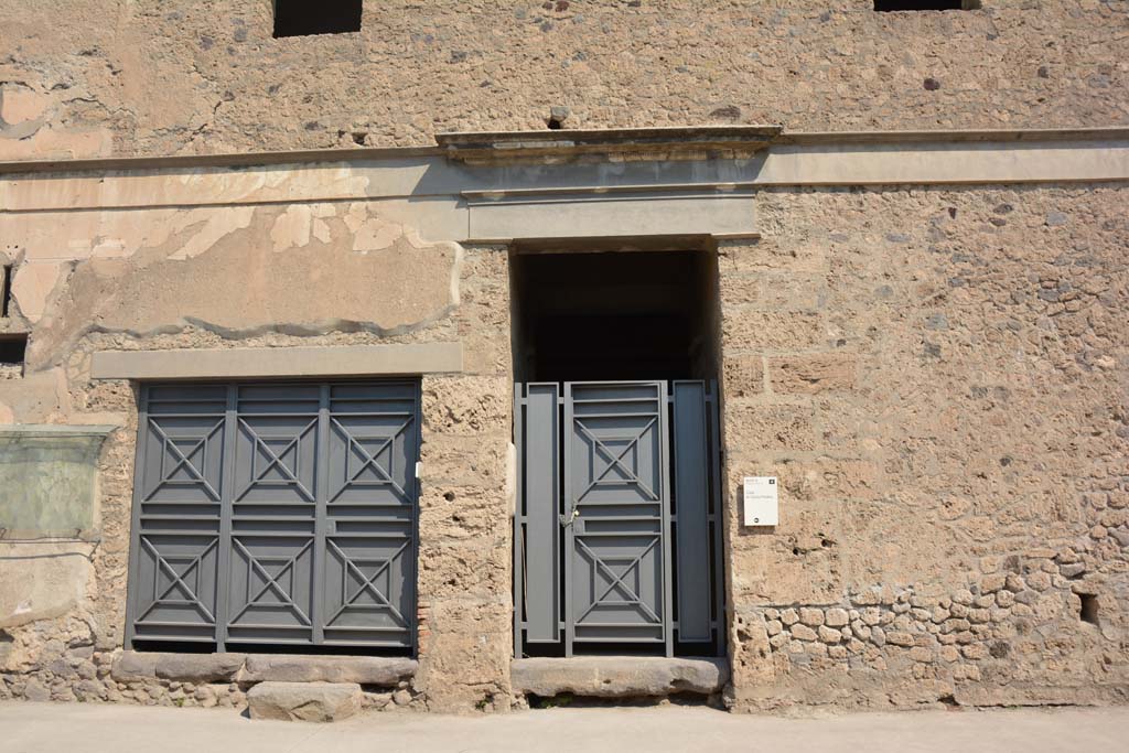 IX.13.2 and 3, Pompeii. July 2017. Looking north to entrance doorways.
Foto Annette Haug, ERC Grant 681269 DÉCOR.
