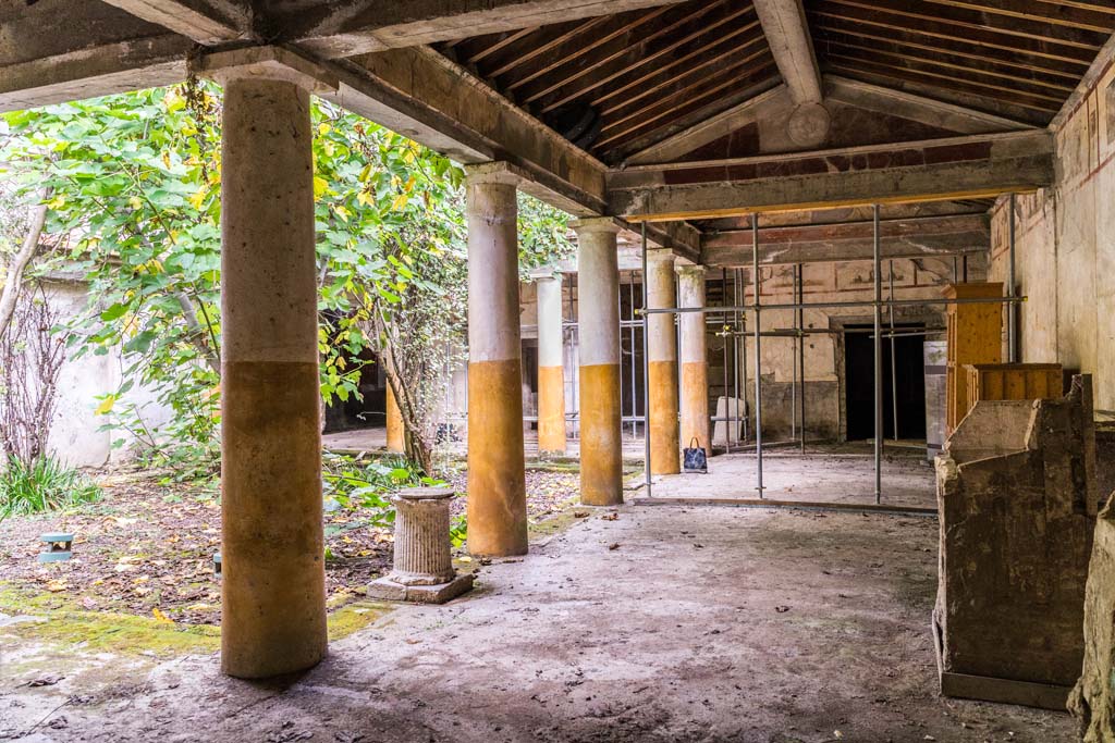 IX.13.3 Pompeii. October 2021. Room 9, looking north along east portico. Photo courtesy of Johannes Eber.