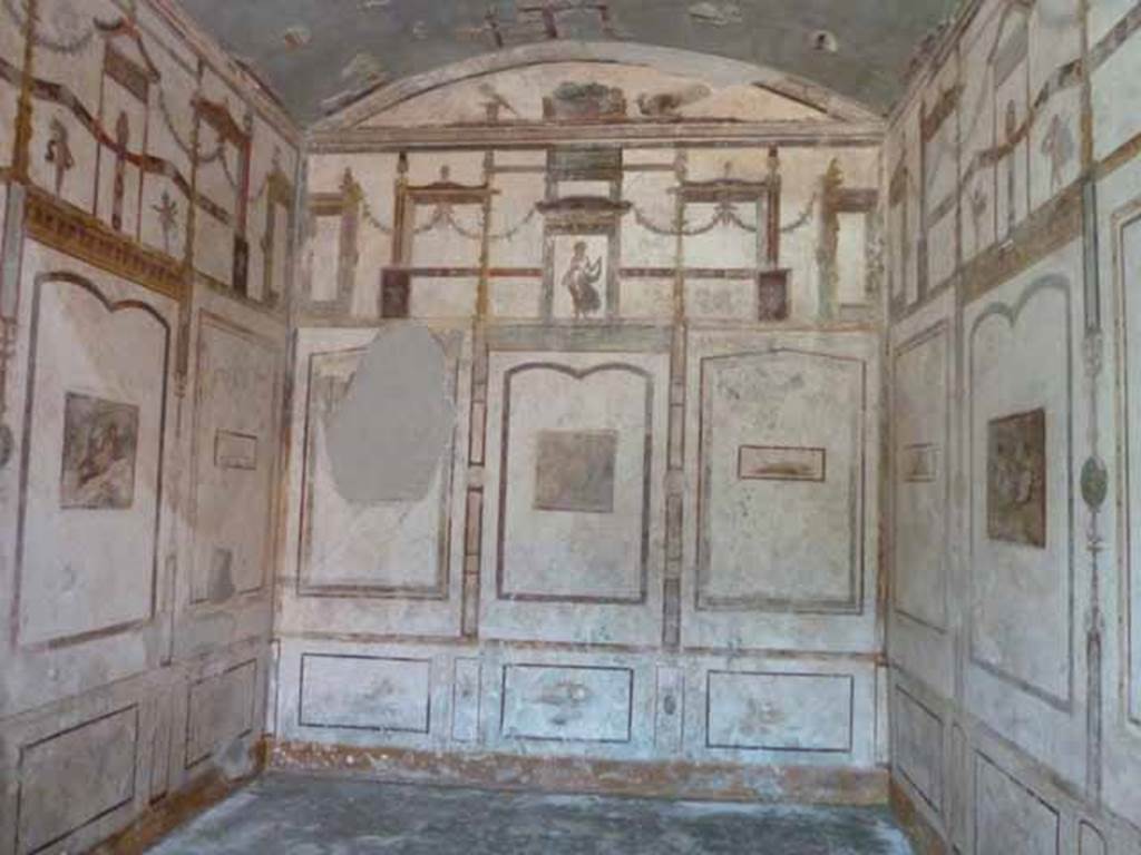 IX.13.1-3 Pompeii. May 2010.  Room 11, north wall.