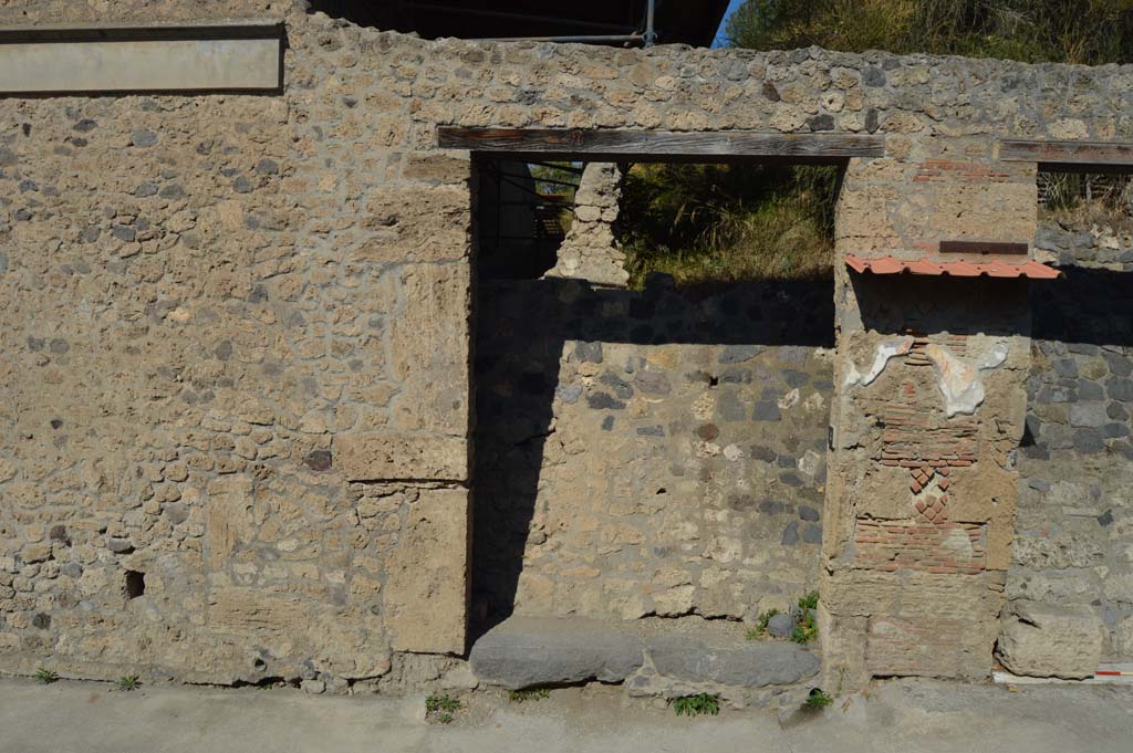 IX.13.4 Pompeii, October 2017. Looking north towards entrance doorway. 
Foto Taylor Lauritsen, ERC Grant 681269 DÉCOR.
