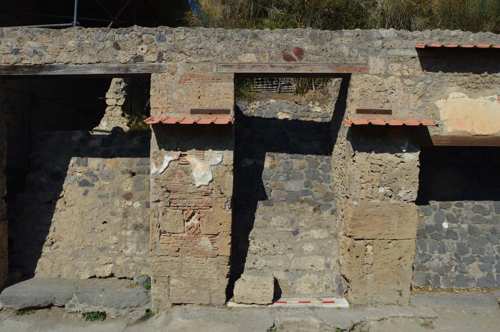 IX.13.5 Pompeii, centre right. October 2017.  
Looking towards entrance doorways on north side of Via dell’Abbondanza. 
Foto Taylor Lauritsen, ERC Grant 681269 DÉCOR.

