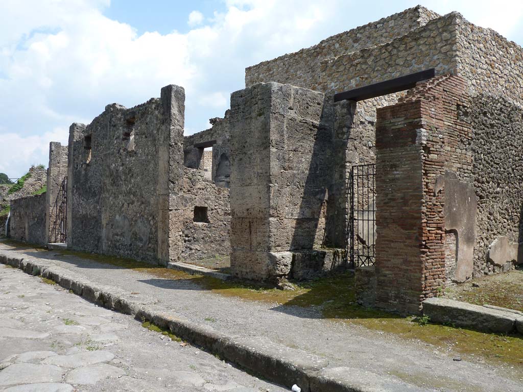 IX.14.3 Pompeii. May 2010. Entrance doorway to east of IX.14.2, with square niche visible.