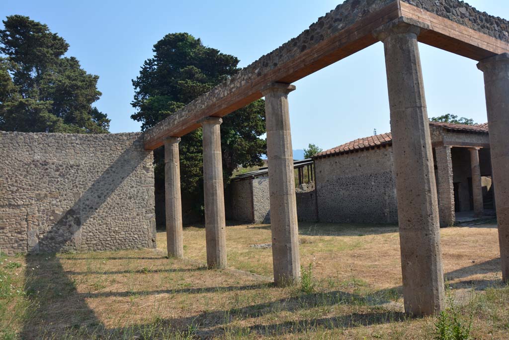 IX.14.4 Pompeii. July 2017. Looking south from north-east corner.
Foto Annette Haug, ERC Grant 681269 DÉCOR.

