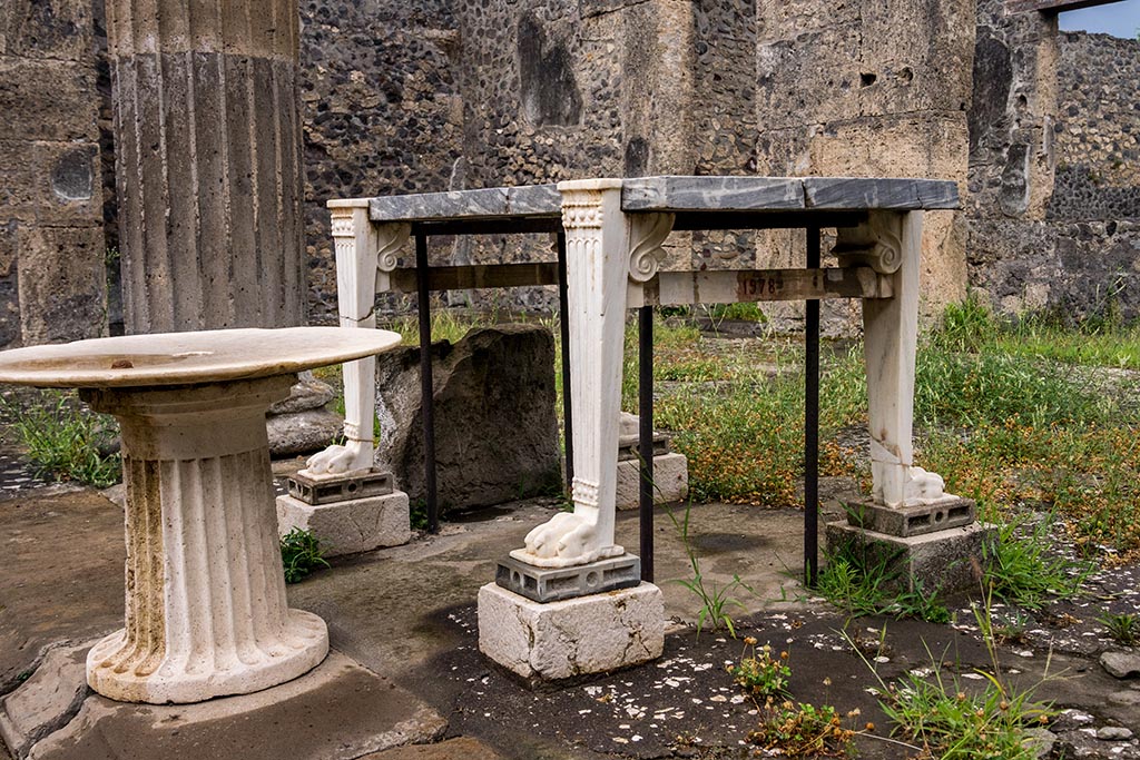 IX.14.4 Pompeii. July 2024. Looking east from west side of table. Photo courtesy of Johannes Eber.