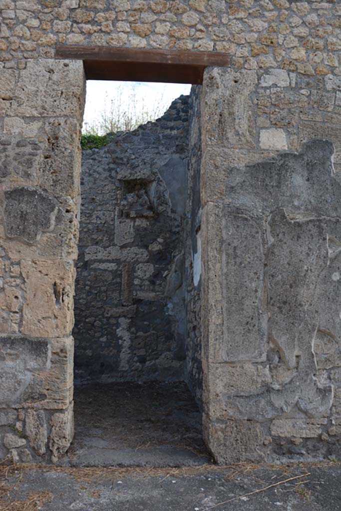 IX.14.4 Pompeii. September 2019. Doorway to room C on east side of atrium.
Foto Annette Haug, ERC Grant 681269 DÉCOR.
