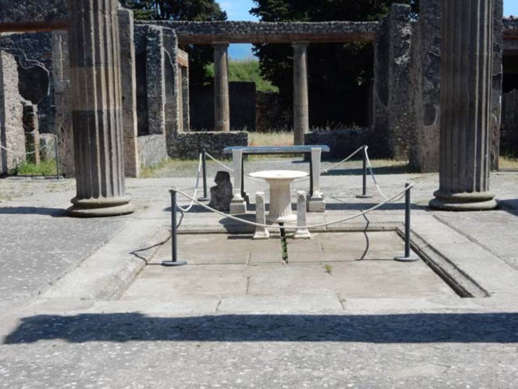 IX.14.4 Pompeii. May 2017. Looking south across impluvium in atrium B towards tablinum H. Photo courtesy of Buzz Ferebee.
