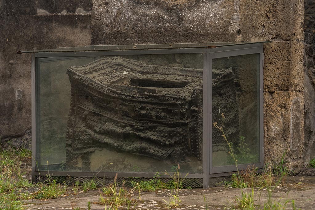 IX.14.4 Pompeii. July 2024. Large arca or money chest (q) on the west side of the atrium. Photo courtesy of Johannes Eber.