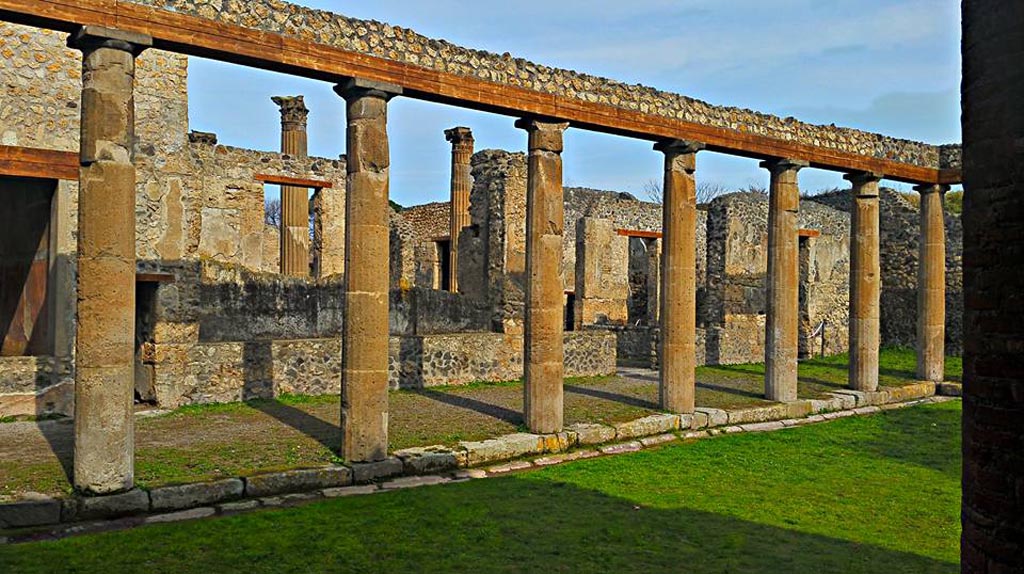 IX.14.4 Pompeii.2016/2017. Looking north-east along north portico. Photo courtesy of Giuseppe Ciaramella.