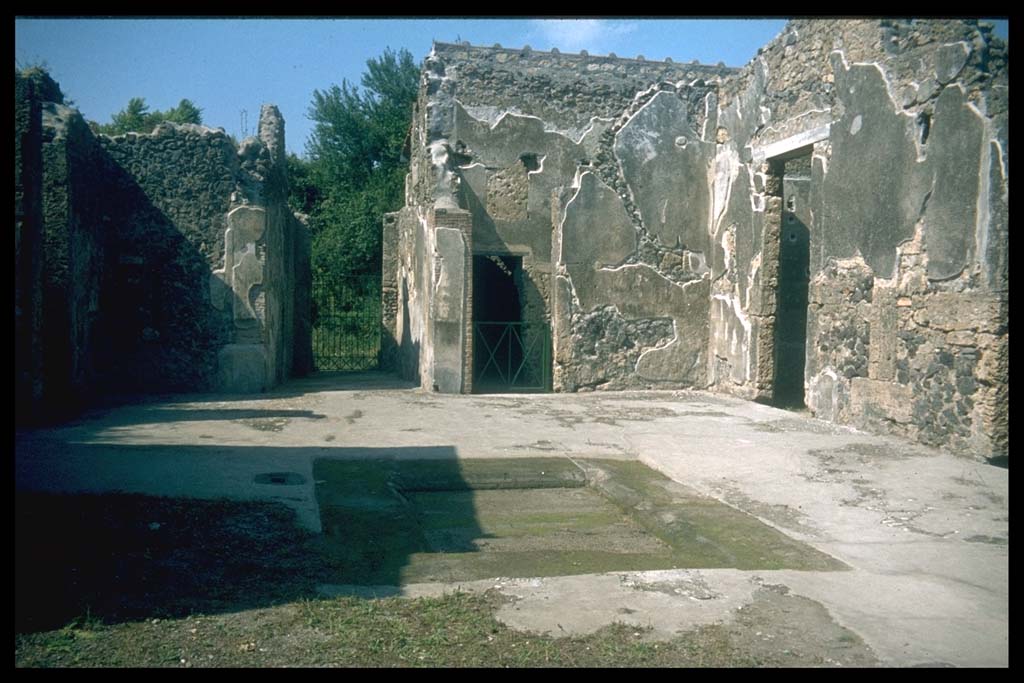 IX.14.4 Pompeii. North side of atrium 27 and the long fauces 28 of entrance IX.14.2. 
Photographed 1970-79 by Günther Einhorn, picture courtesy of his son Ralf Einhorn.
