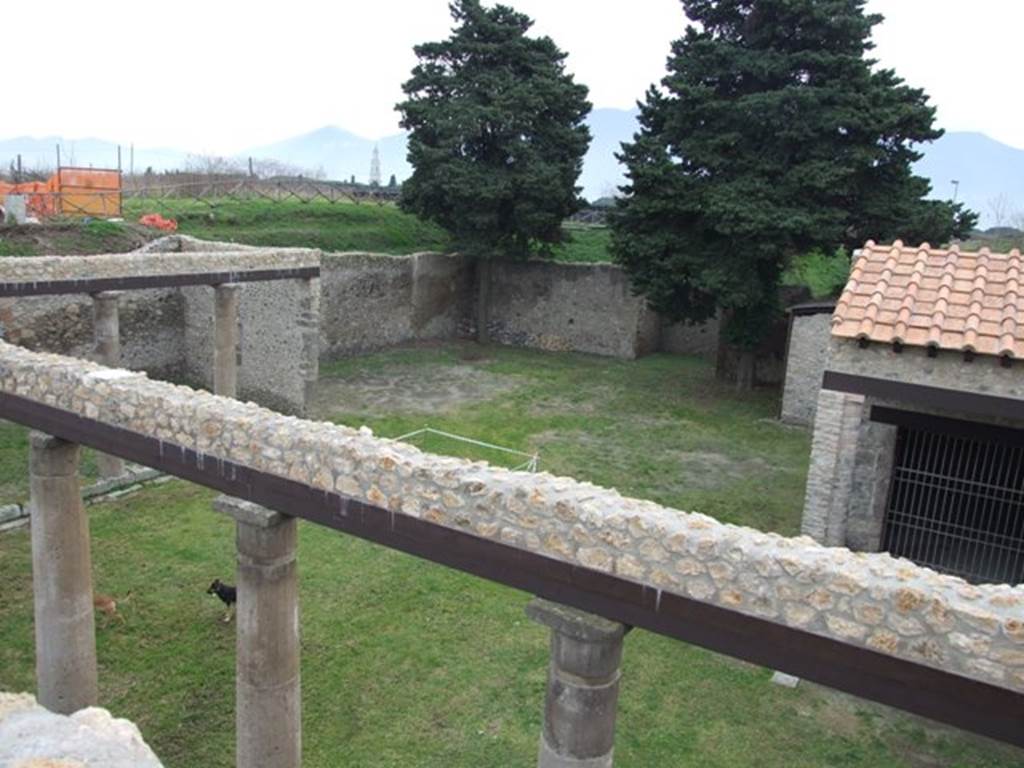 IX.14.4 Pompeii. December 2007. Looking south-east over peristyle 1 to garden 2 from upper level. Room 3 is on the right.