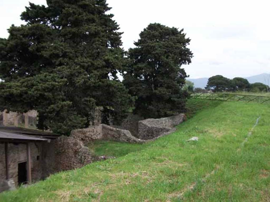 IX.14.c Pompeii. May 2010. Looking east across south side of insula IX.14.