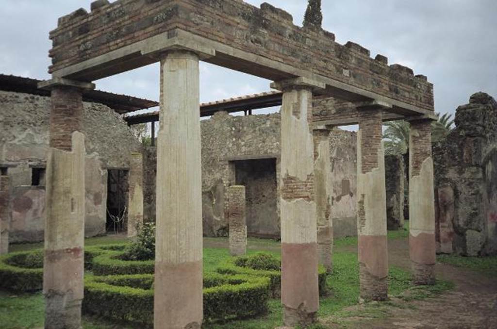 HGW24 Pompeii. September 2007. Looking south-west across peristyle from entrance doorway. Photo courtesy of Rick Bauer.
