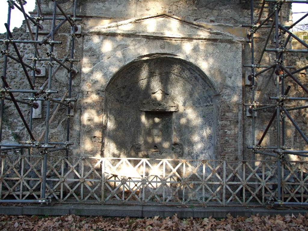 HGE12 Pompeii. December 2006. Mosaic fountain.