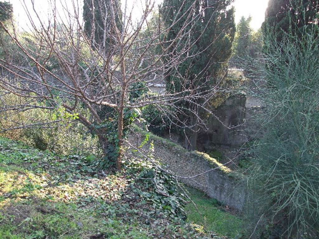 HGE12 Pompeii. December 2006. Looking down from path above, towards south end of garden HGE7A.