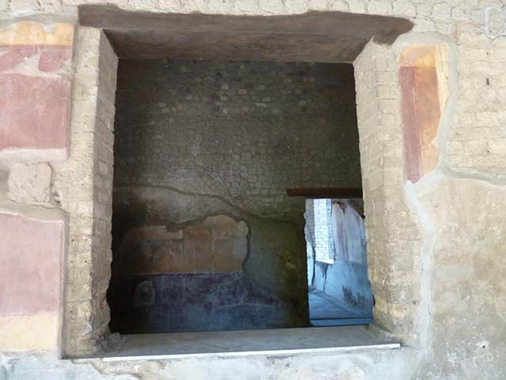 Villa San Marco, Stabiae, September 2015. Portico 5, looking through window in north wall to room 18. 