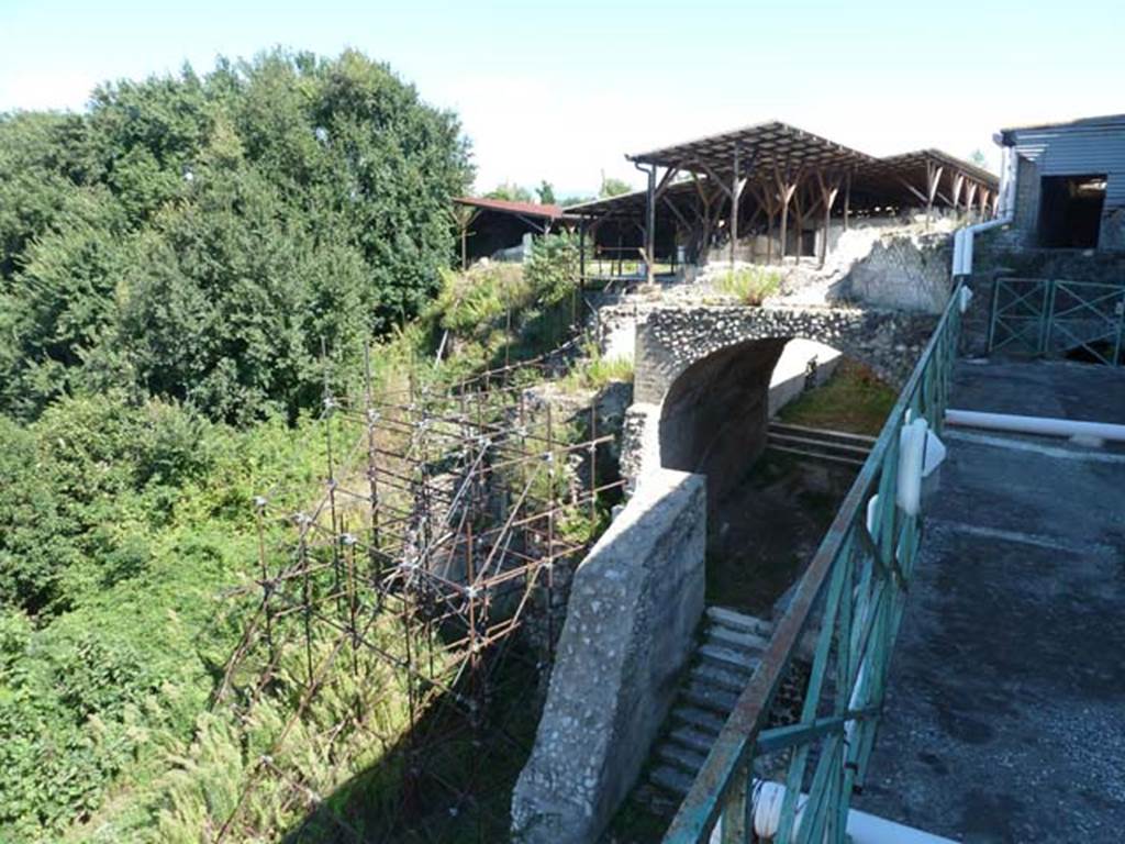 Villa San Marco, Stabiae, September 2015. Steps to arched gateway on north side of Villa, looking east.