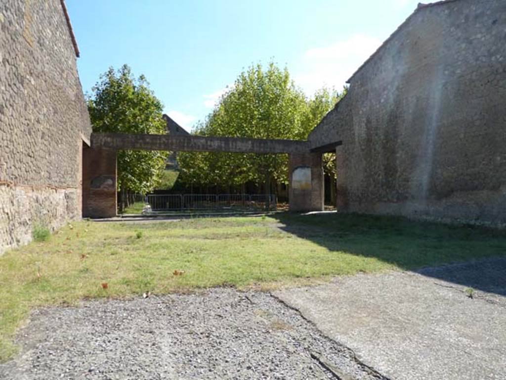 Villa San Marco, Stabiae, September 2015. Room 16, looking south from terrace.