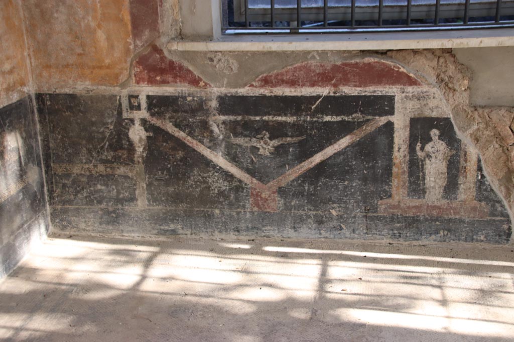 Villa San Marco, Stabiae, October 2022. 
Room 53, detail of zoccolo under the second window in south wall. Photo courtesy of Klaus Heese.
