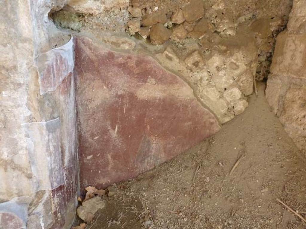 Villa San Marco, Stabiae, September 2015. Area 64, painting on lower part of niche 6 showing a person making an offering, with a tripod that cannot be seen in the photo.