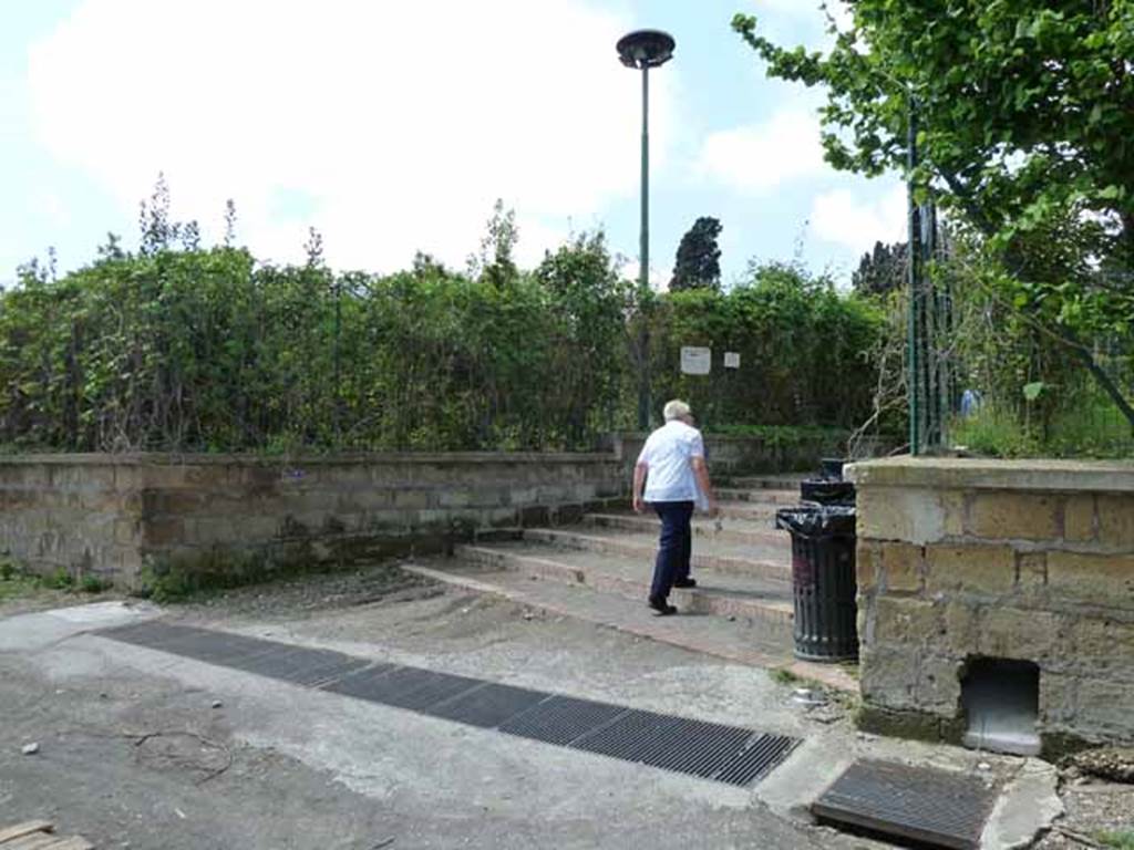 Villa of Mysteries, Pompeii. May 2010. Leaving the Via dei Sepolcri, heading north-west towards Villa.