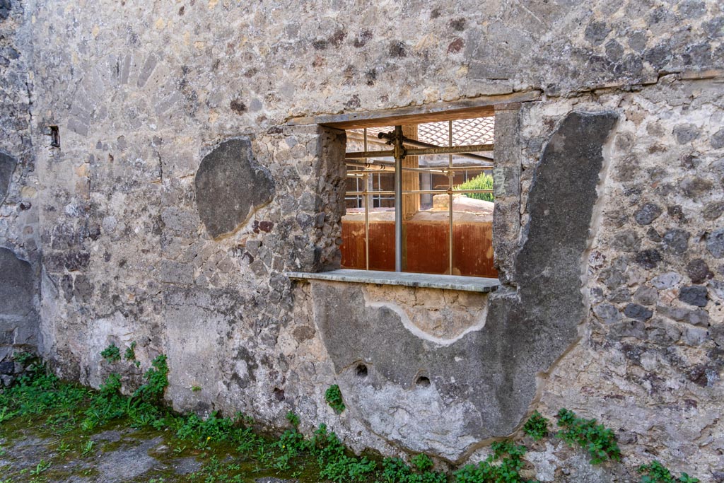 Villa of Mysteries, Pompeii. October 2023. 
Room 26, looking towards south wall with window onto portico of Peristyle D. Photo courtesy of Johannes Eber.
