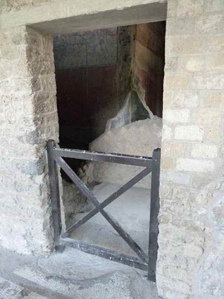 Villa of Mysteries, Pompeii. May 2010. Doorway to passage 13, antechamber of room 14.