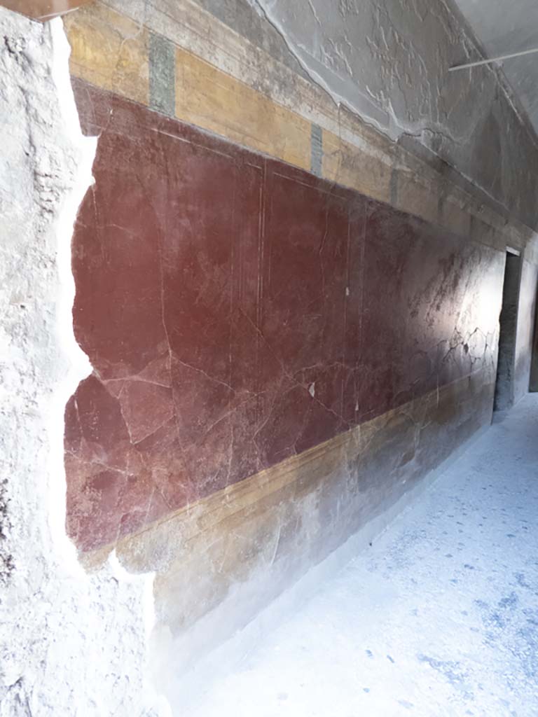 Villa of Mysteries, Pompeii. September 2017. Corridor F1, looking north along west wall.
Foto Annette Haug, ERC Grant 681269 DÉCOR.
