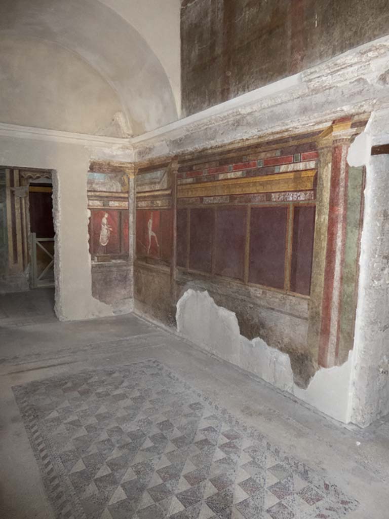 Villa of Mysteries, Pompeii. September 2017. Room 4, looking across flooring towards south-east corner.
Foto Annette Haug, ERC Grant 681269 DÉCOR.

