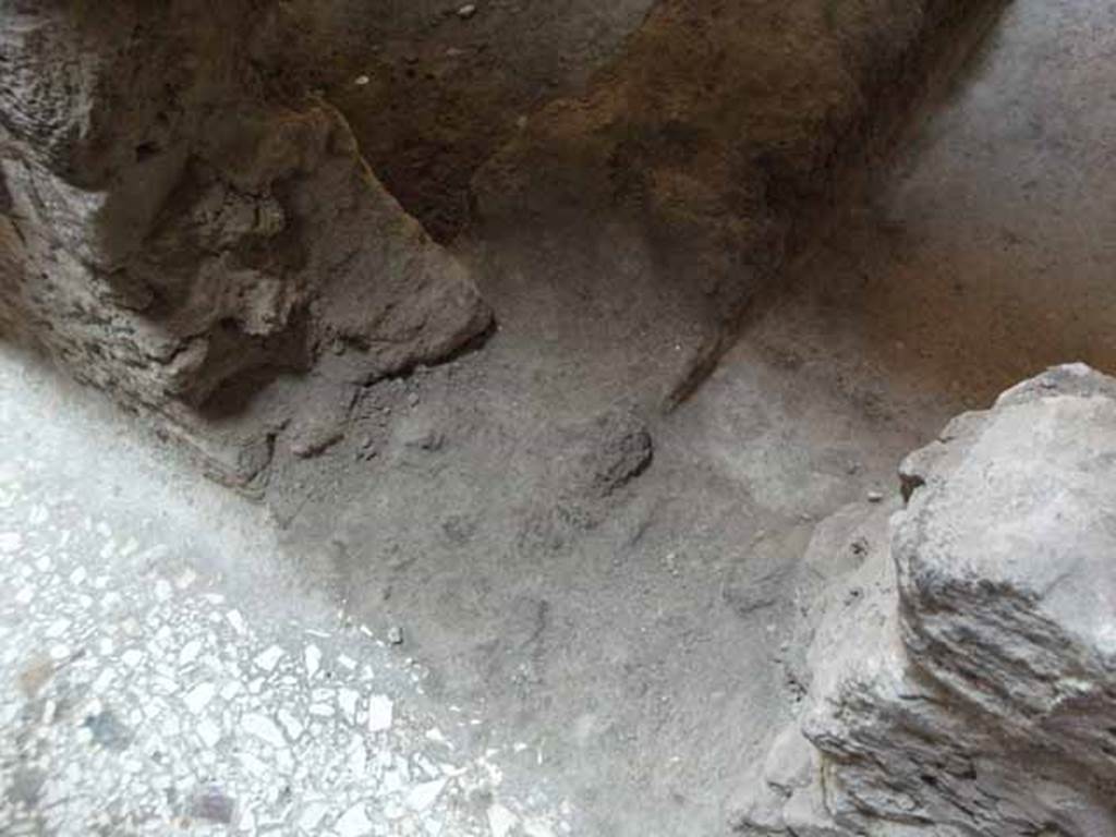 Villa of Mysteries, Pompeii. May 2010. Room 18, threshold  of doorway.