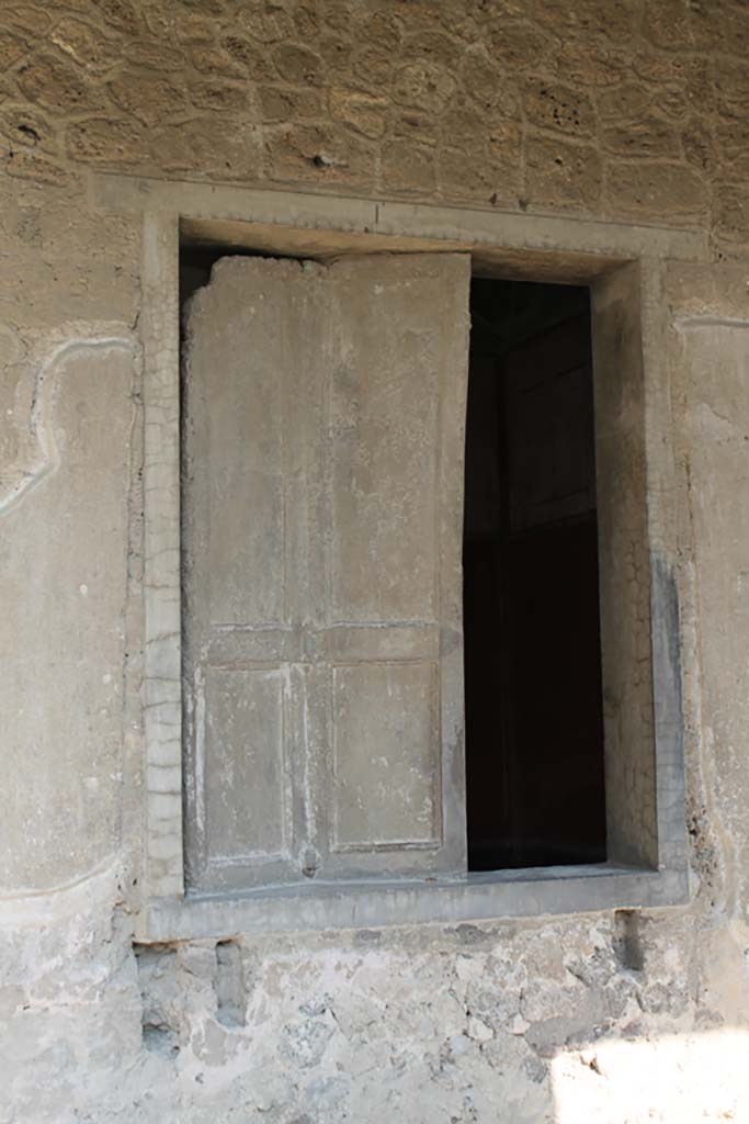 Villa of Mysteries, Pompeii. November 2017. 
Room 11 cubiculum, window with plaster cast of a shutter.
Foto Annette Haug, ERC Grant 681269 DÉCOR.
