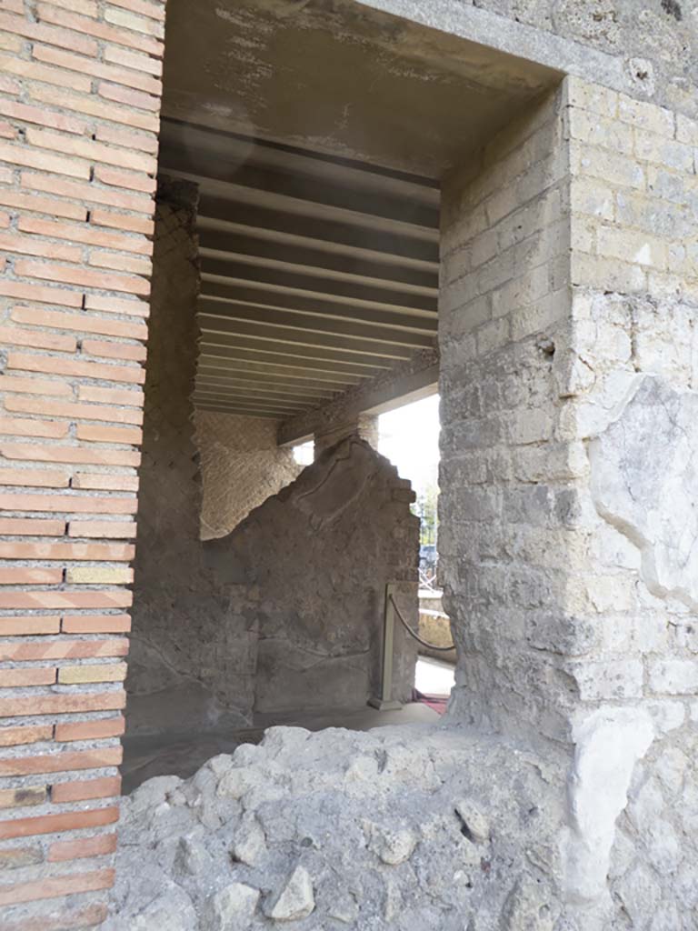 Villa of Mysteries, Pompeii. September 2017. Window into room 10, looking south.
Foto Annette Haug, ERC Grant 681269 DÉCOR.

