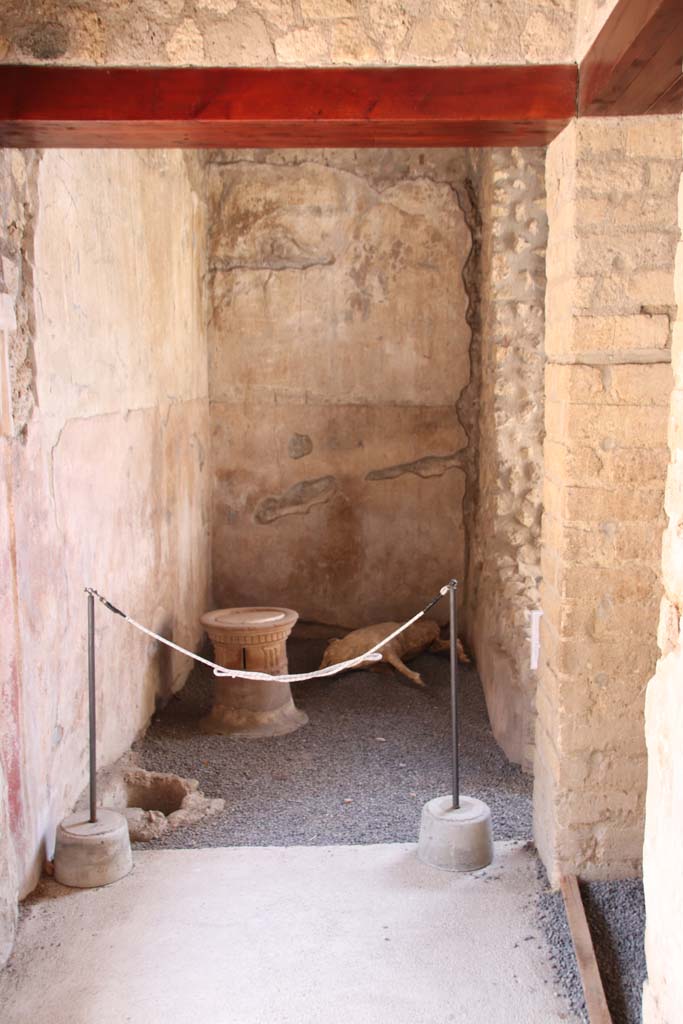 Villa Regina, Boscoreale. September 2021.  
Looking towards cistern area V, from south portico VII of room I, the peristyle courtyard.
Photo courtesy of Klaus Heese.
