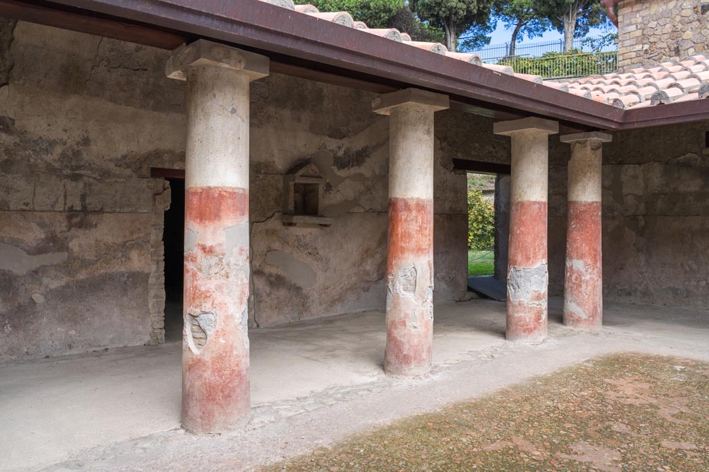 Villa Regina, Boscoreale. October 2021. Looking towards niche in west wall of west portico VII. Photo courtesy of Johannes Eber.