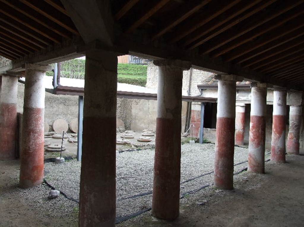 Villa Regina, Boscoreale. December 2006. Portico VII, looking south-east across cella vinaria room I.