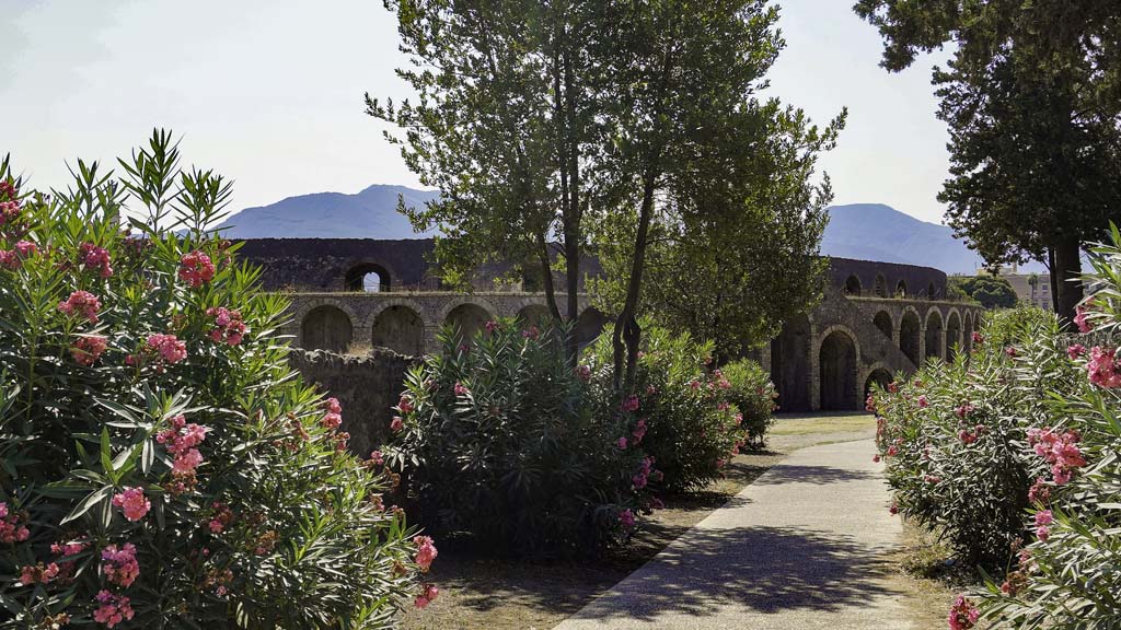 Piazzale Anfiteatro, Pompeii. August 2021. 
Looking south on Vicolo dellAnfiteatro, towards Amphitheatre and Piazzale Anfiteatro. Photo courtesy of Robert Hanson.
