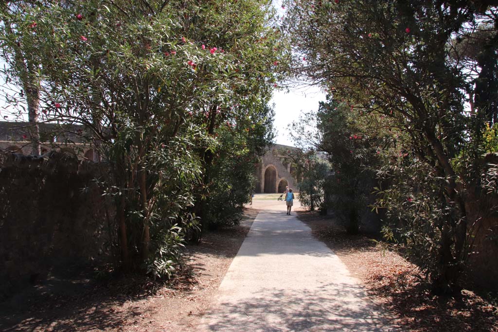 Piazzale Anfiteatro. September 2019. Looking south along Vicolo dellAnfiteatro, towards Amphitheatre and Piazzale Anfiteatro. 
Photo courtesy of Klaus Heese.
