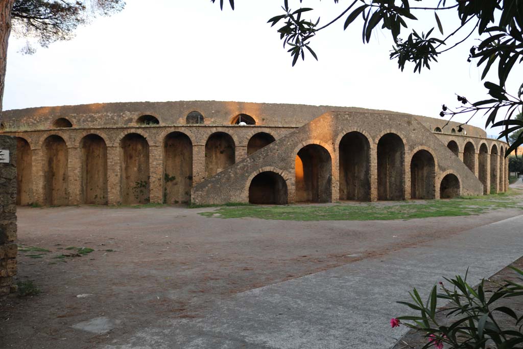 Piazzale Anfiteatro. September 2018. Looking south from end of Vicolo dellAnfiteatro. Photo courtesy of Aude Durand.

