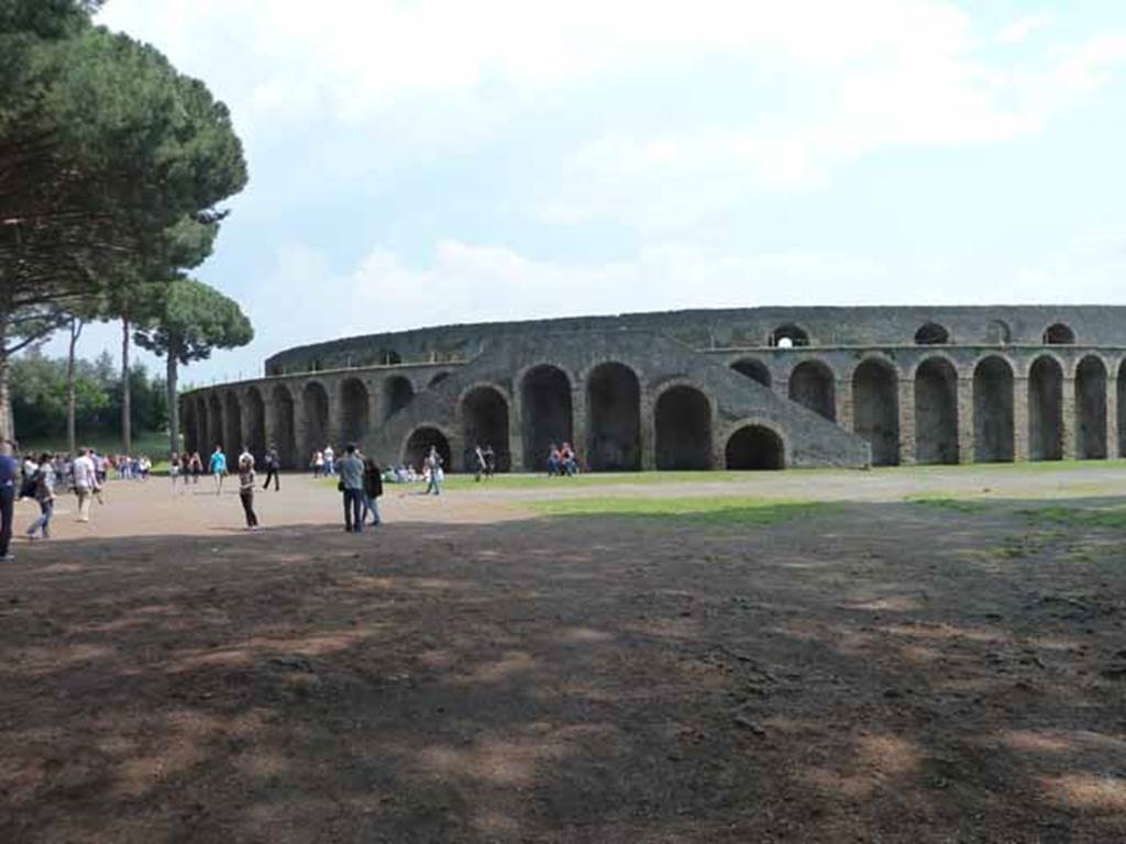 Piazzale Anfiteatro. May 2010. Looking south from end of Vicolo dellAnfiteatro.